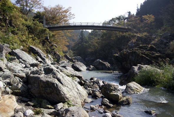 三波石峡にかかる橋