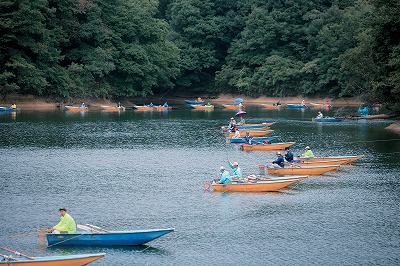 三名湖でボートから釣りをする人たち