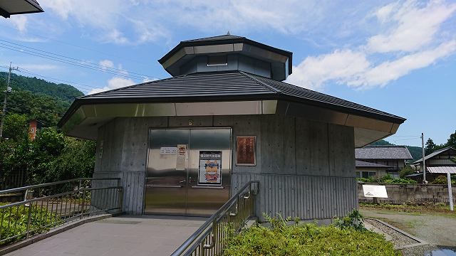 譲原石器時代住居跡を保全する建物