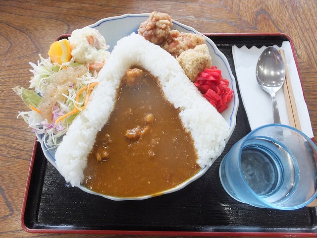 L字のダム堤体を模したダムカレー