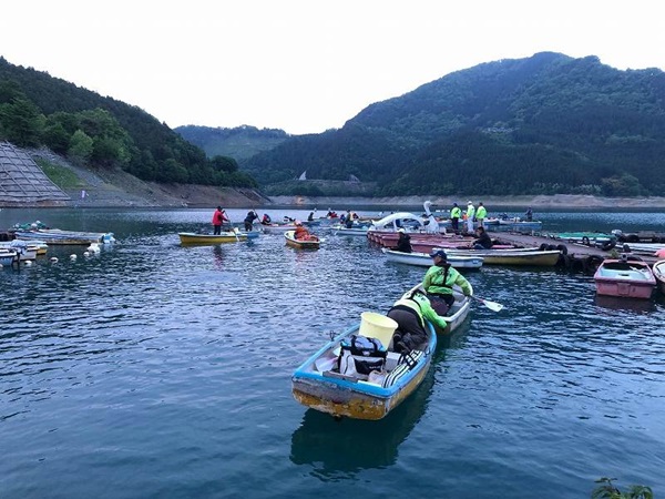 神流湖に浮かぶボート