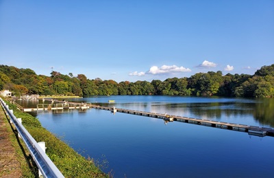 堤防から見る鮎川湖