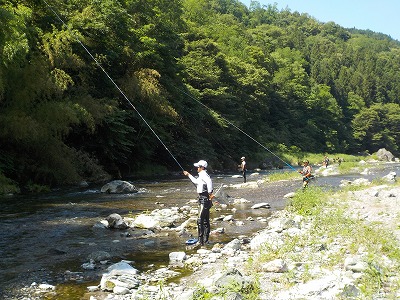 神流川で釣りをする人たち