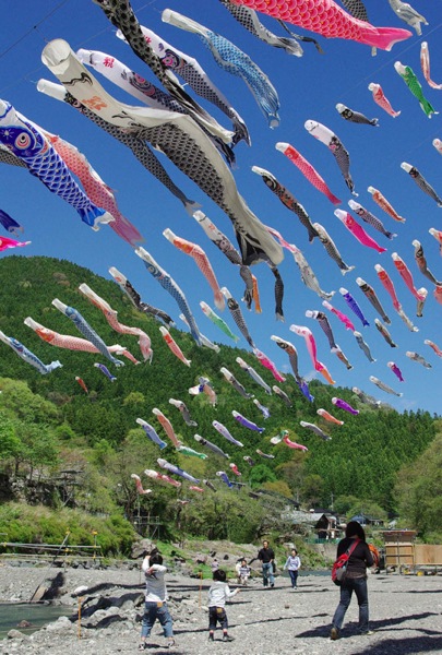 青い空と沢山の鯉のぼり