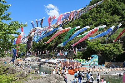 神流川の上空を泳ぐ沢山の鯉のぼりと賑わう人たち