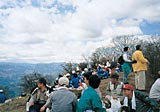 登山者で賑わう山頂