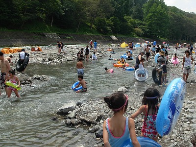 清流で川遊びを楽しむ子供たち