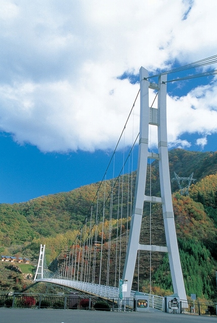 スカイブリッジと青い空