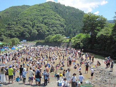 多くの人で賑わう河川敷