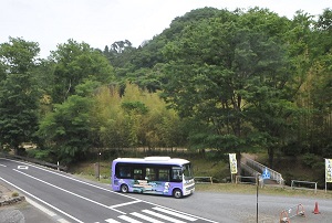 路線を走る奥多野線（かんながわ号）